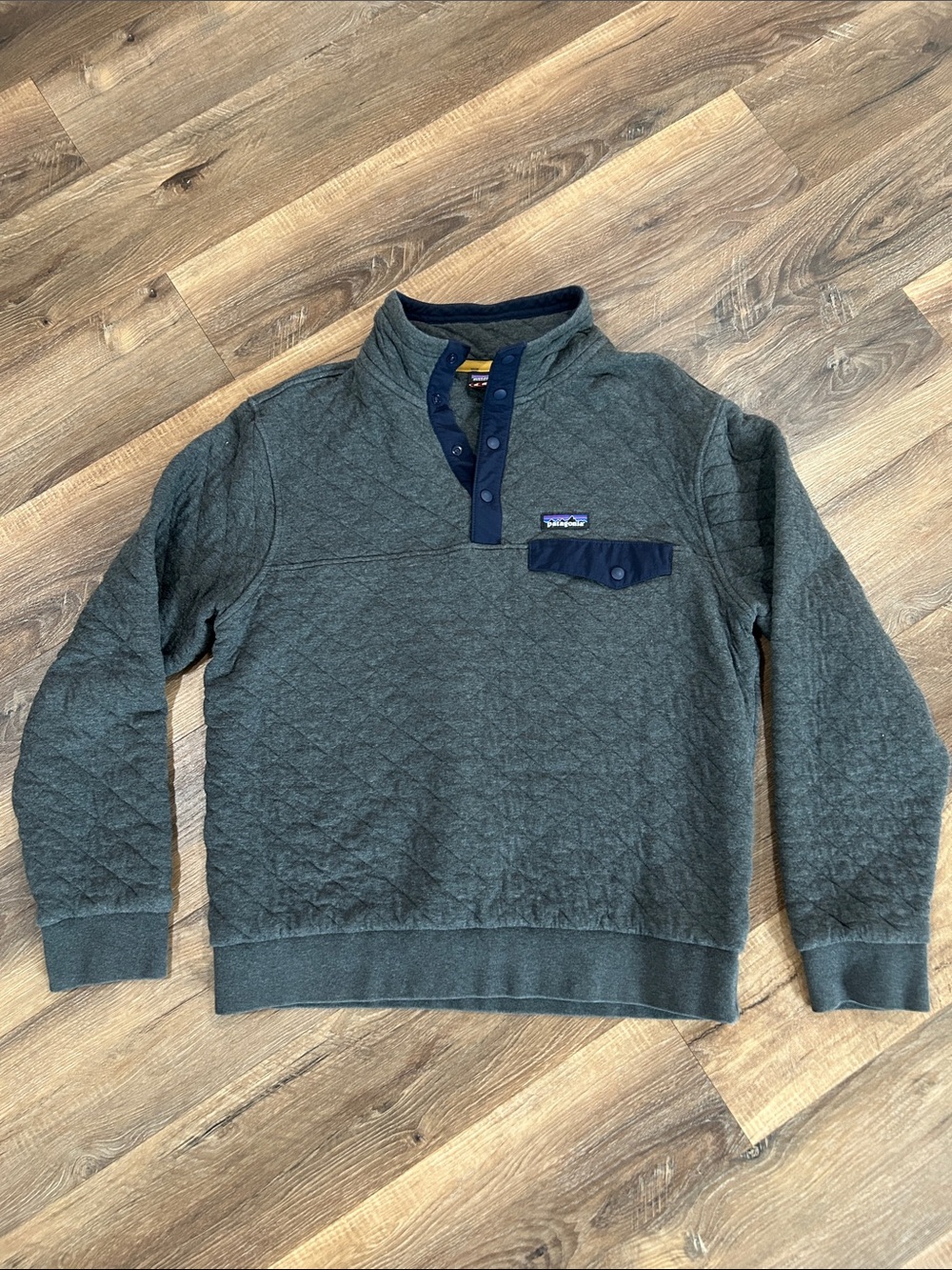 Patagonia mens Medium gray/navy quilted pullover